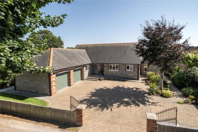 4 bed property, in Conway Crescent, £695,000