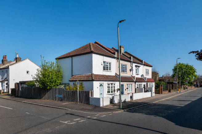 2 bed property, in Churchfields Road, £525,000