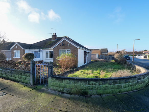 2 bed property, in Levens Drive, £160,000