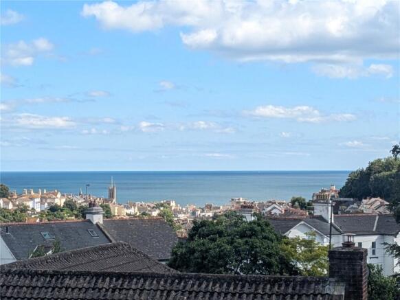 2 bed property, in Ferndale Road, £195,000