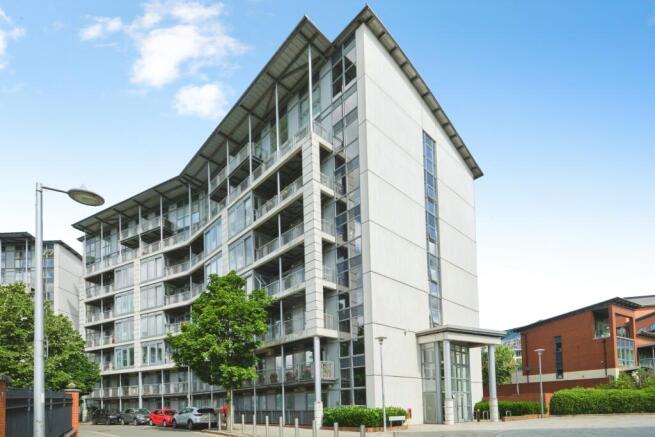 2 bed property, in 2 Langley Walk, £215,000