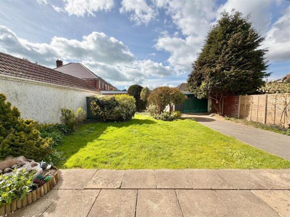3 bed property, in Dennistoun Avenue, £325,000
