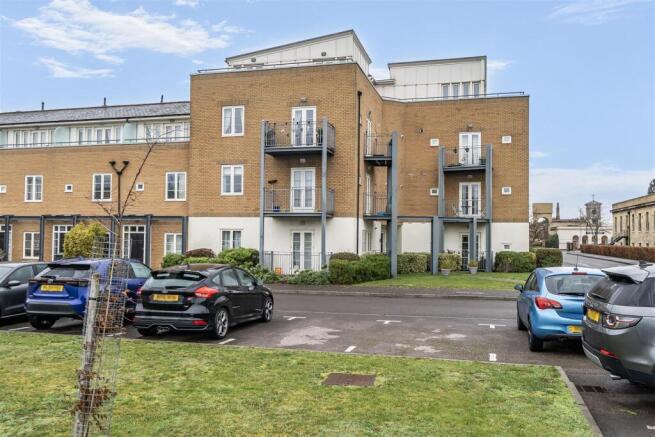 2 bed property, in Pavilion Way, £175,000