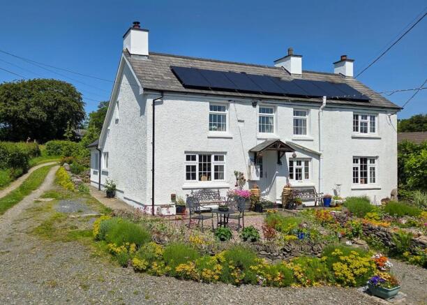 4 bed property, in Maesycrugiau, £460,000