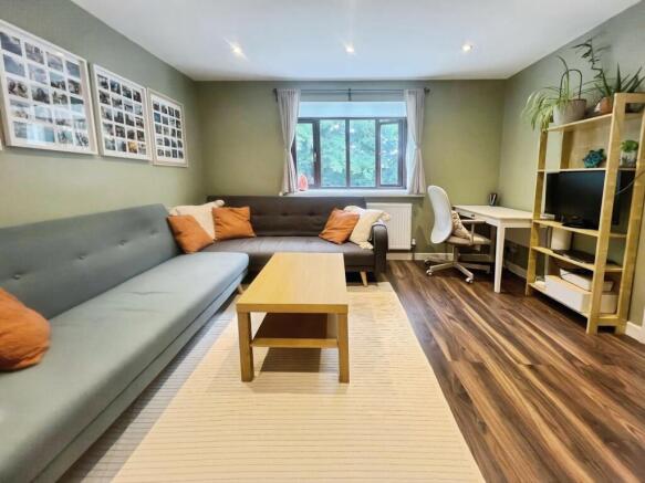 1 bed property, in Frankswood Avenue, £250,000