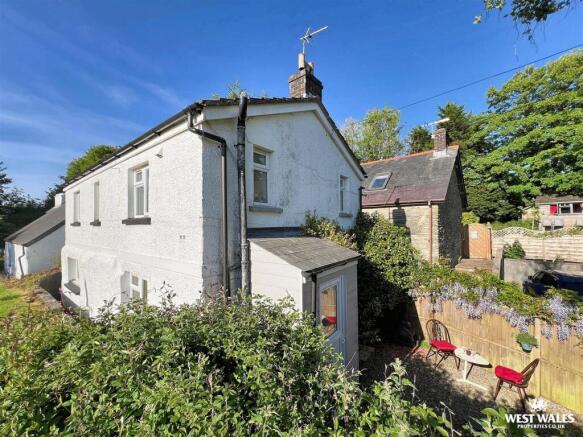 3 bed property, in Eglwyswrw, £230,000