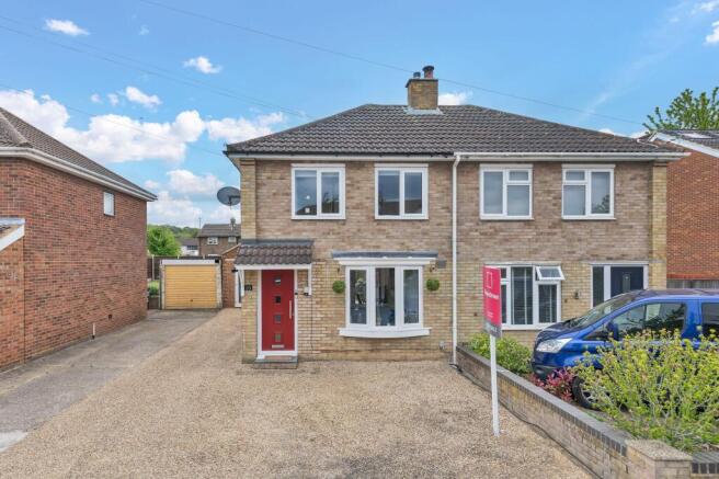 3 bed property, in The Close, £385,000