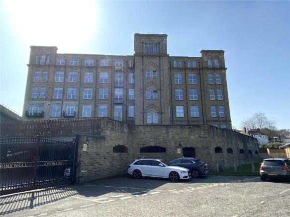 2 bed property, in Bradford Road, £80,000