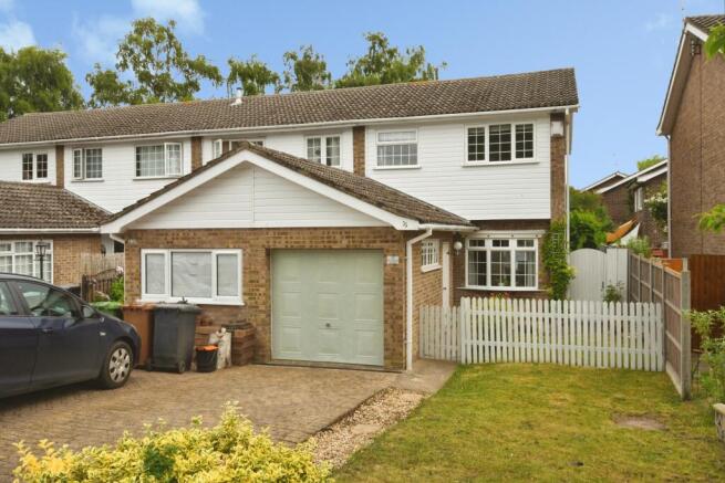 3 bed property, in Farrington Crescent, £230,000