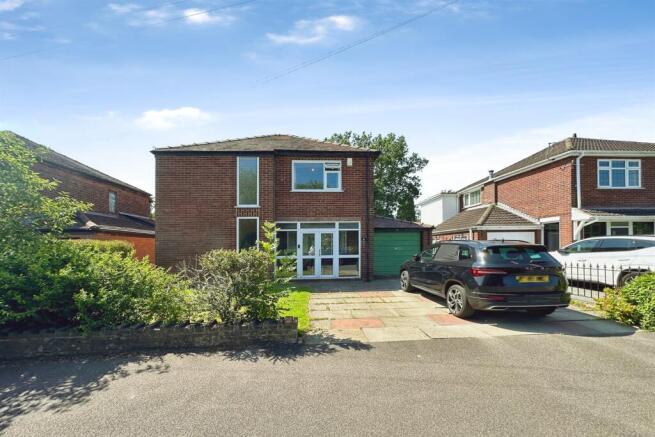 3 bed property, in Aldwyn Crescent SK7, £410,000
