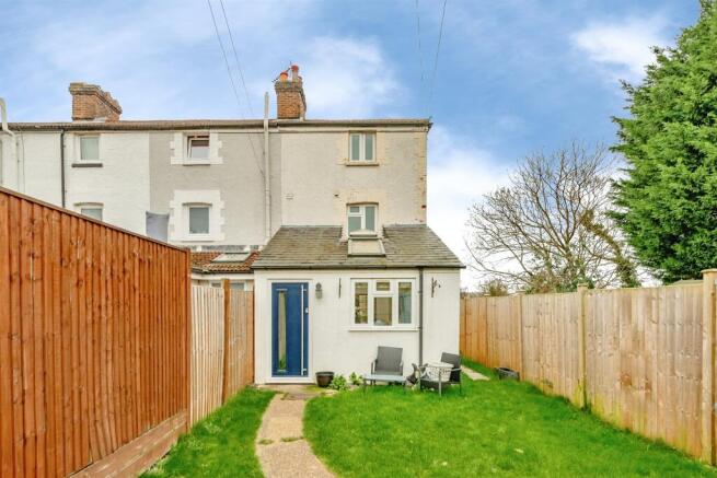 3 bed property, in Hollis Row, £450,000