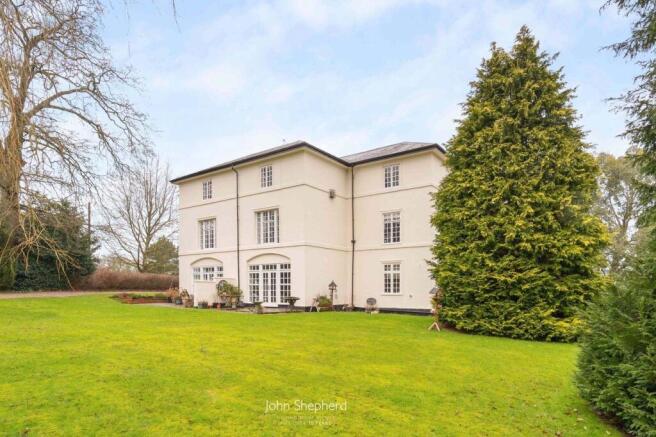2 bed property, in Birmingham Road, £400,000