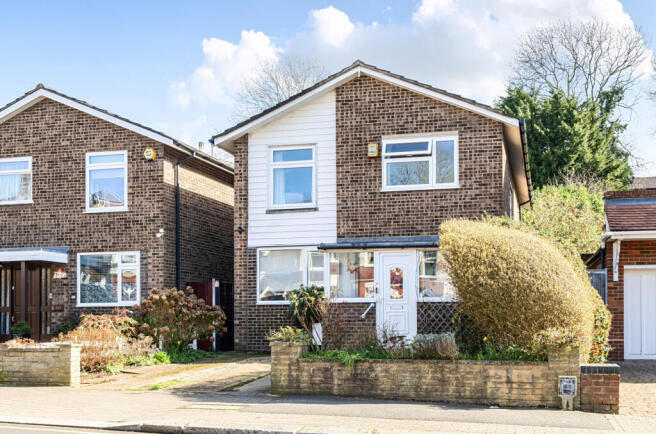 4 bed property, in Fitzjohn Avenue, £950,000