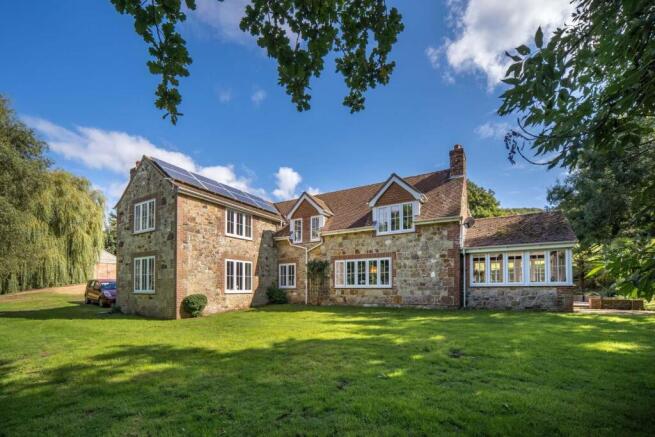 4 bed property, in Chale Green, £895,000