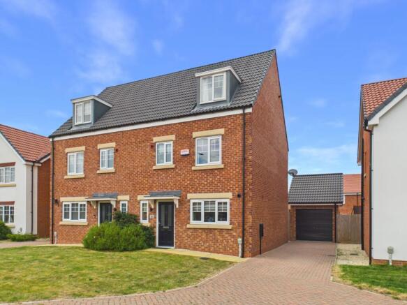 4 bed property, in Park Road, £300,000