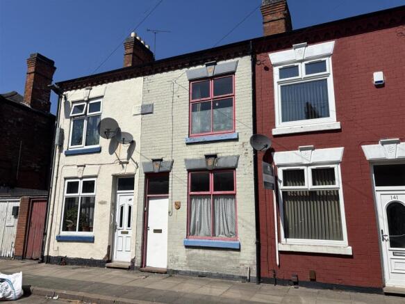 2 bed property, in Kensington Street, £200,000