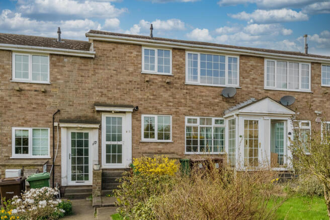 2 bed property, in Tudor Close, £120,000