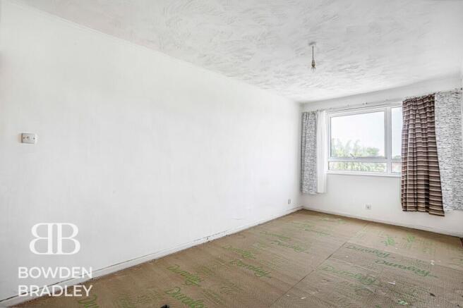 1 bed property, in London Road, £180,000