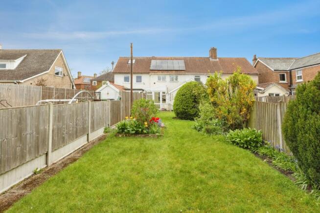 3 bed property, in New North Road, £180,000