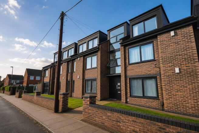 2 bed property, in Apartment - Berwick Street, £90,000