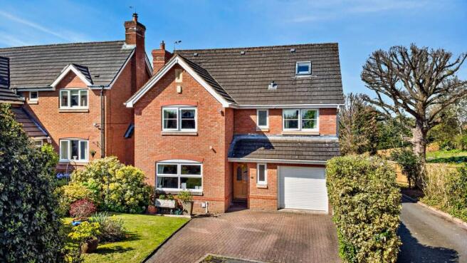 5 bed property, in Rochester Close, £600,000