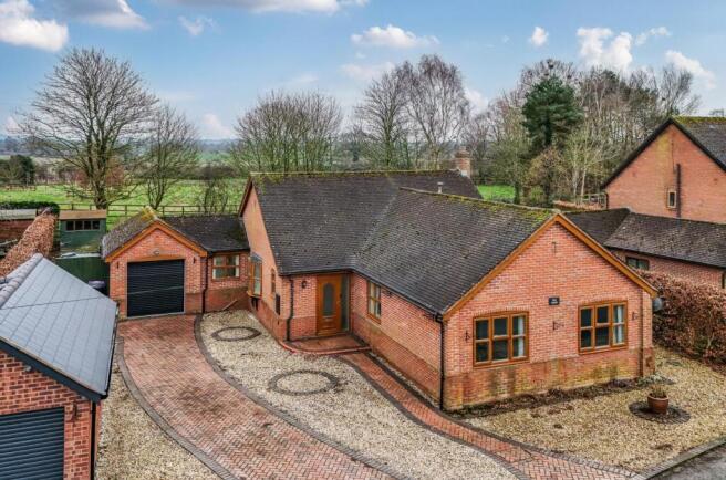 3 bed property, in Oak Lodge, £415,000
