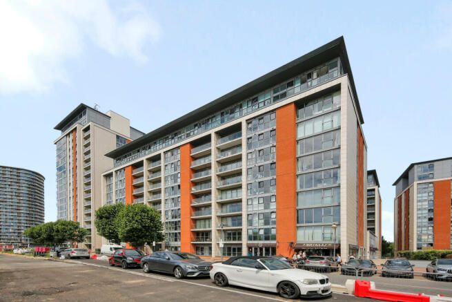 1 bed property, in Western Gateway, £215,000