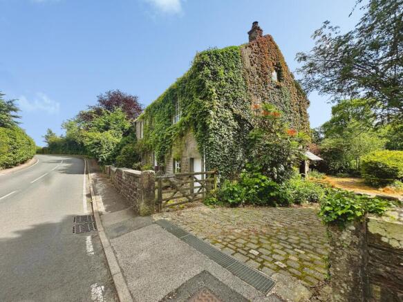 5 bed property, in Low Road, £350,000
