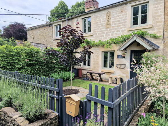 2 bed property, in The Walk, £315,000