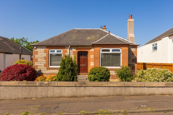 3 bed property, in 9 Hillview Drive, £470,000