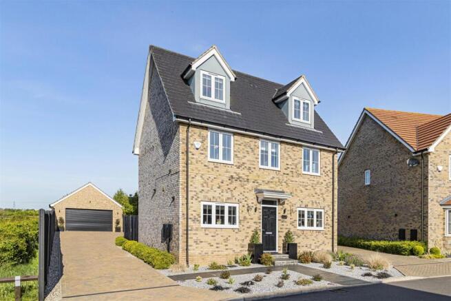 5 bed property, in Meadowsweet Way, £800,000