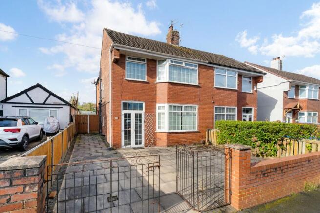 4 bed property, in Norleane Crescent, £250,000