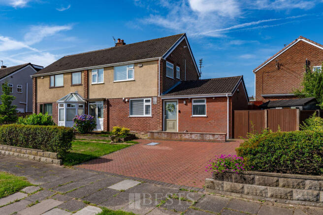 4 bed property, in Ludlow Crescent, £260,000