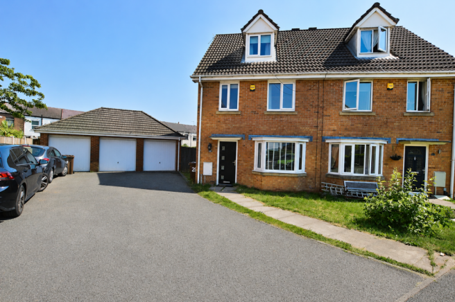 3 bed property, in Crompton Way, £260,000