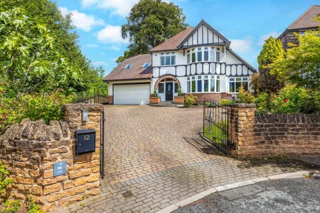 5 bed property, in Hillview Avenue, £725,000