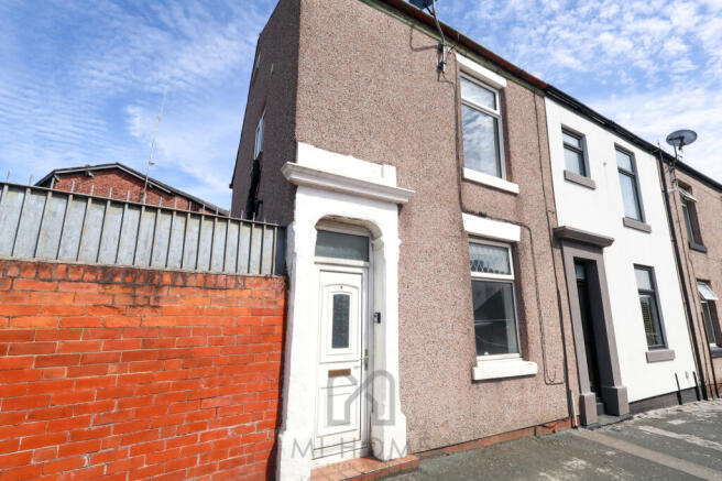 2 bed property, in Garstang Road South, £90,000