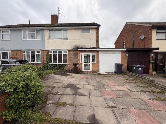 3 bed property, in Farmbrook Avenue, £200,000