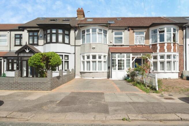 5 bed property, in Downshall Avenue, £650,000