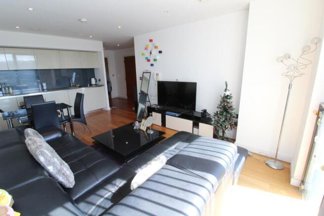 2 bed property, in City Loft, £165,000