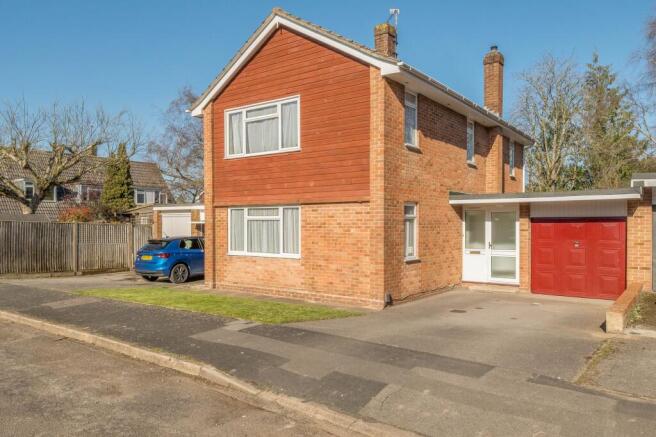 3 bed property, in Froxfield Close, £575,000