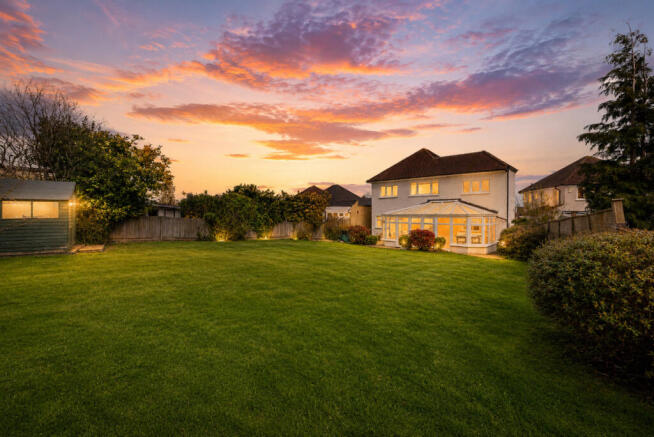 4 bed property, in Addisons Close, £800,000