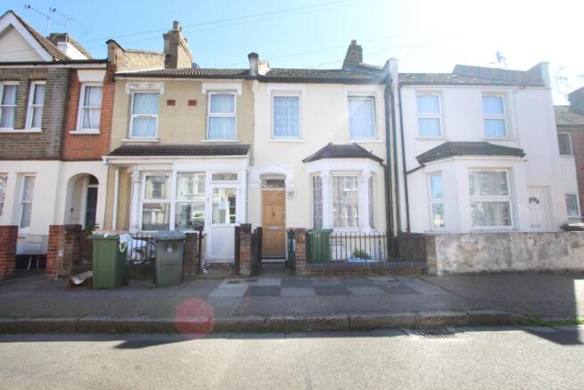 2 bed property, in Chadwin Road, £350,000