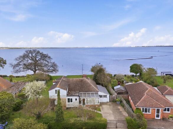 4 bed property, in St Lawrence Bay, £595,000