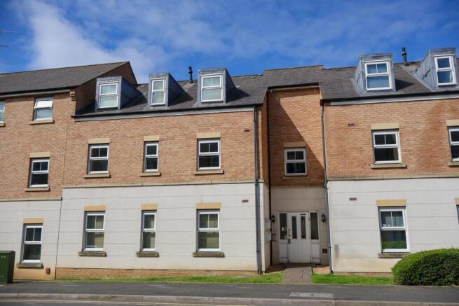 1 bed property, in Stourhead Road, £87,000