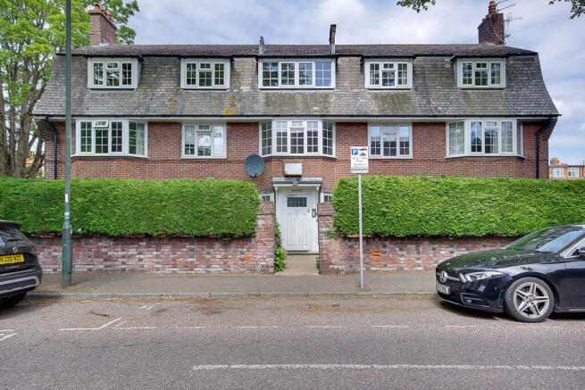 2 bed property, in Richmond Court, £180,000