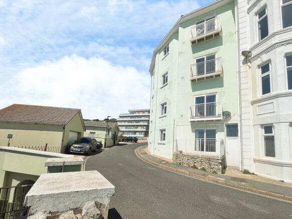 2 bed property, in Hambrough Road, £180,000