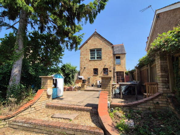 4 bed property, in Ivel Road, £400,000