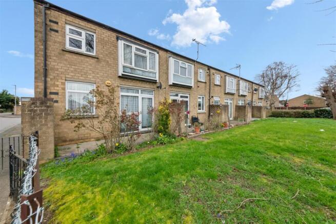 1 bed property, in Rosslyn Close, £235,000