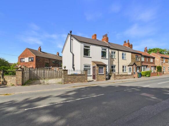 3 bed property, in Pontefract Road, £215,000