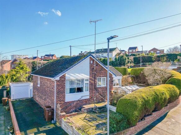3 bed property, in Hall Cliffe Crescent, £285,000